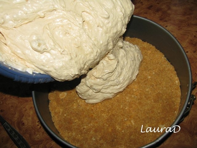 Tort de branza inghetat cu banane si unt de arahide crocant