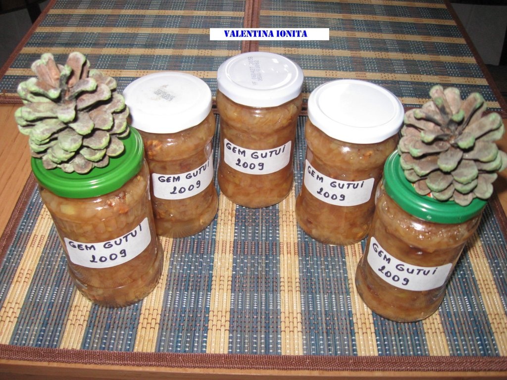 Gem de gutui cu nuca