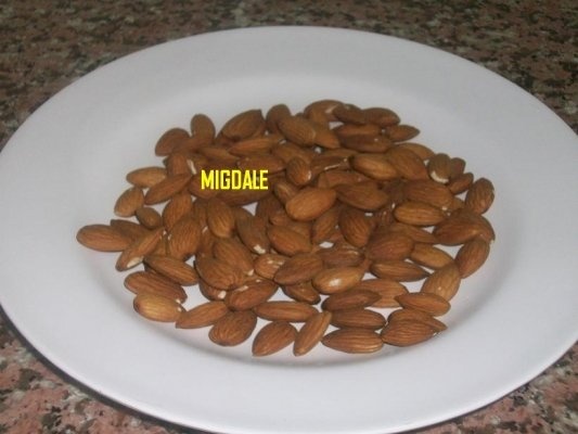 Pregatirea migdalelor pentru mancaruri arabe
