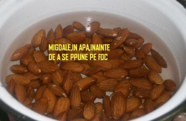 Pregatirea migdalelor pentru mancaruri arabe