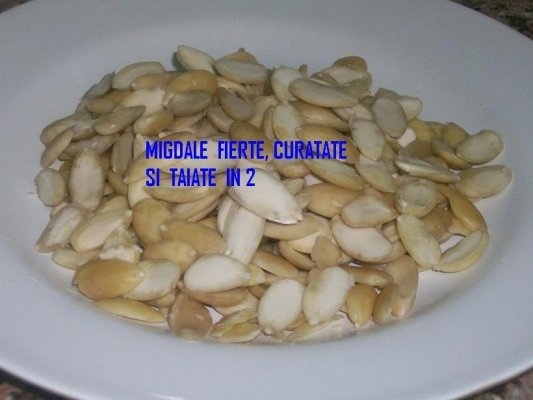 Pregatirea migdalelor pentru mancaruri arabe