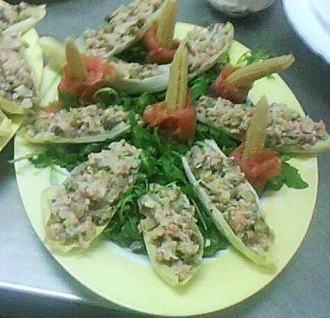 Baby Corn si andive cu somon pe pat de Rucolla