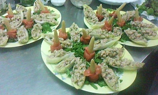 Baby Corn si andive cu somon pe pat de Rucolla