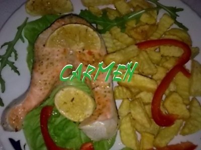 Somon la cuptor, cu cartofi prajiti si salata Rucola