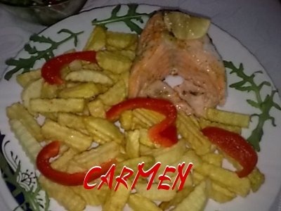 Somon la cuptor, cu cartofi prajiti si salata Rucola