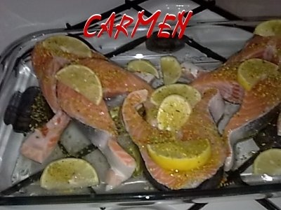 Somon la cuptor, cu cartofi prajiti si salata Rucola