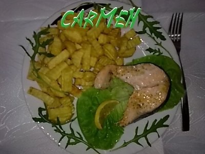 Somon la cuptor, cu cartofi prajiti si salata Rucola