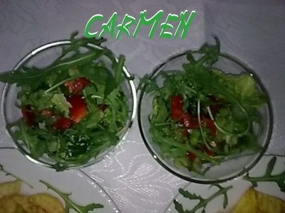 Somon la cuptor, cu cartofi prajiti si salata Rucola