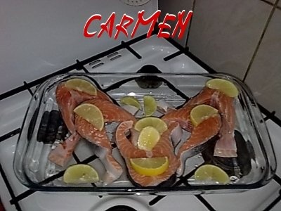 Somon la cuptor, cu cartofi prajiti si salata Rucola