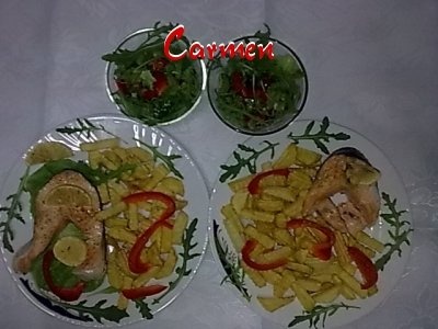 Somon la cuptor, cu cartofi prajiti si salata Rucola