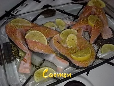 Somon la cuptor, cu cartofi prajiti si salata Rucola