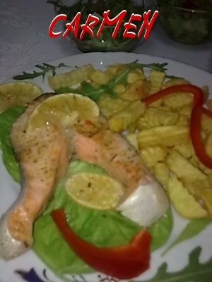 Somon la cuptor, cu cartofi prajiti si salata Rucola