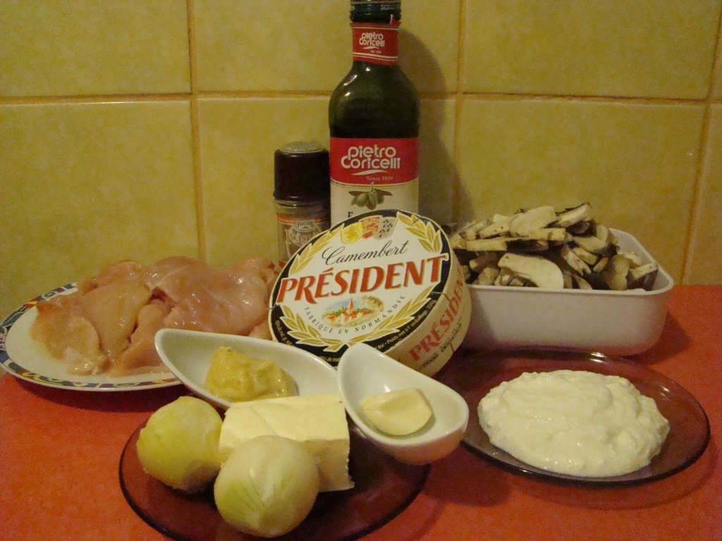 Pui cremos cu sos  Camembert si ciuperci