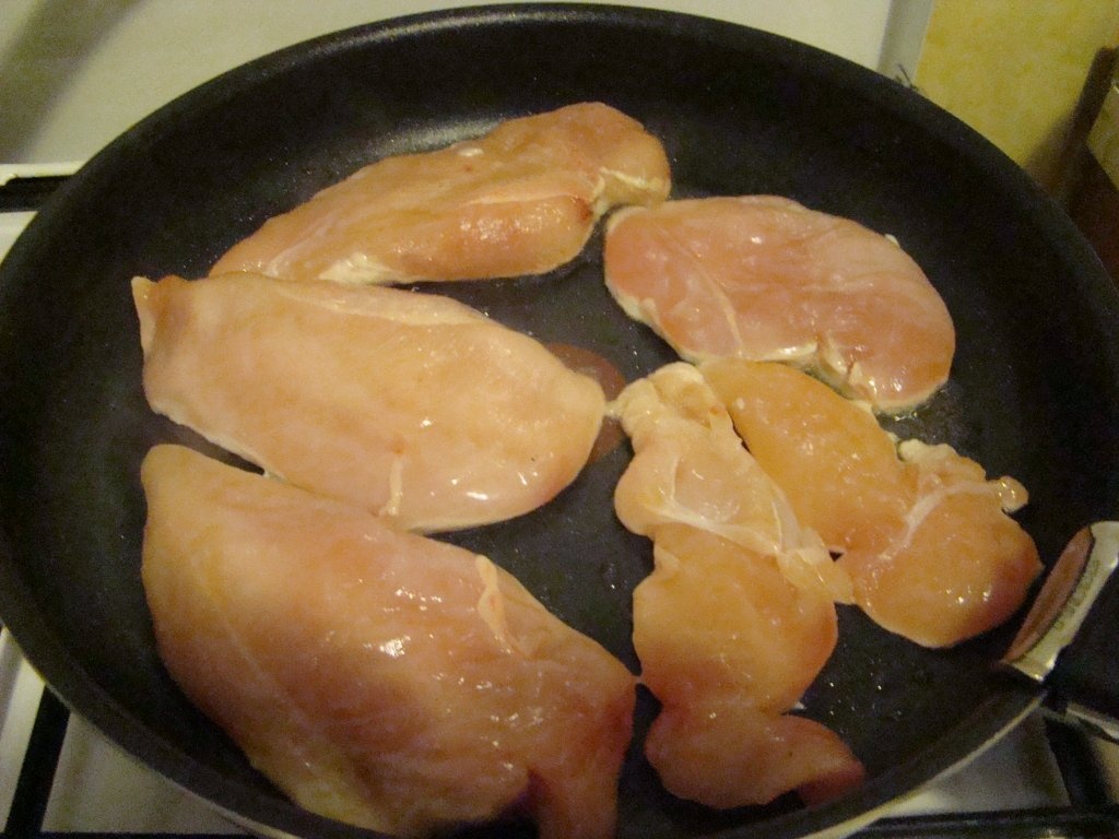 Pui cremos cu sos  Camembert si ciuperci