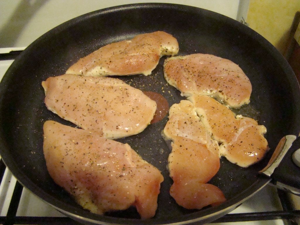 Pui cremos cu sos  Camembert si ciuperci