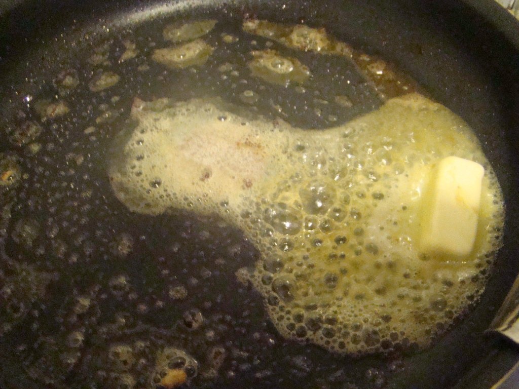 Pui cremos cu sos  Camembert si ciuperci