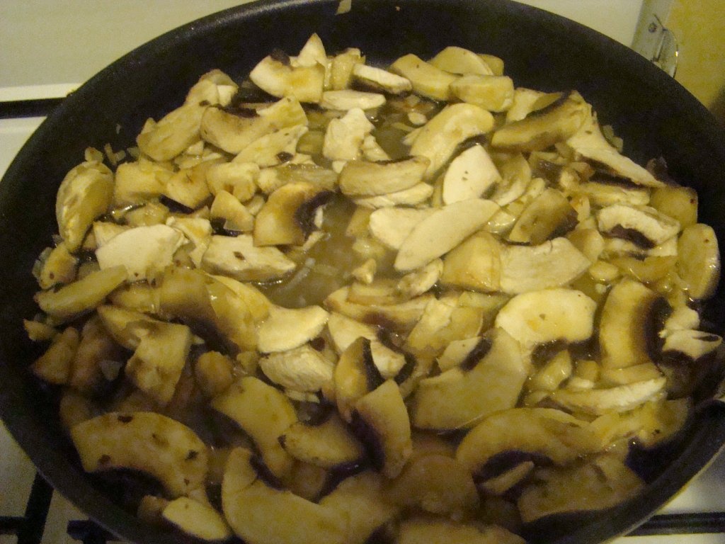 Pui cremos cu sos  Camembert si ciuperci