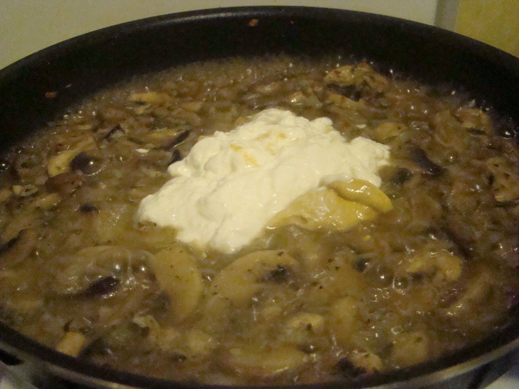 Pui cremos cu sos  Camembert si ciuperci