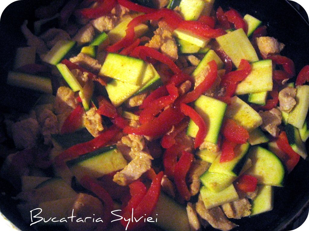 Taietei chinezesti cu pui, ardei si zuchinni
