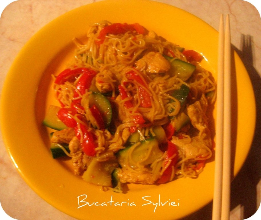 Taietei chinezesti cu pui, ardei si zuchinni