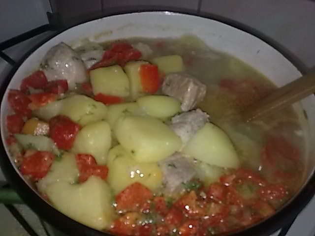 Mancare de cartofi, cu rasol alb de porc