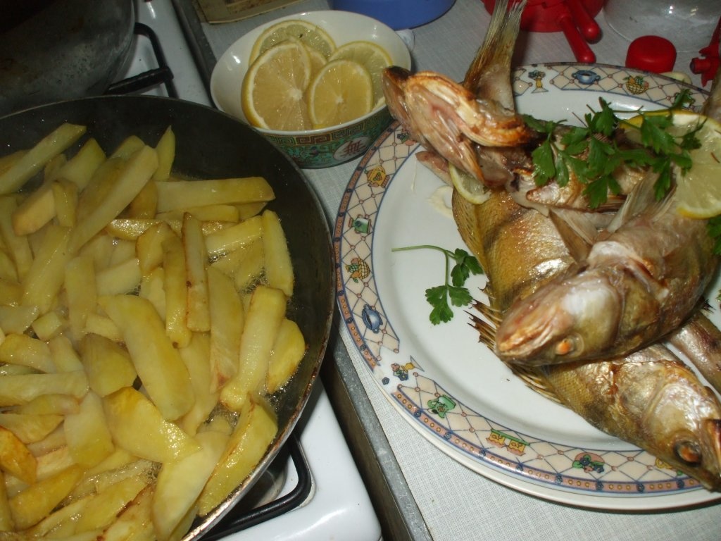 Salau la gratar cu cartofi prajiti