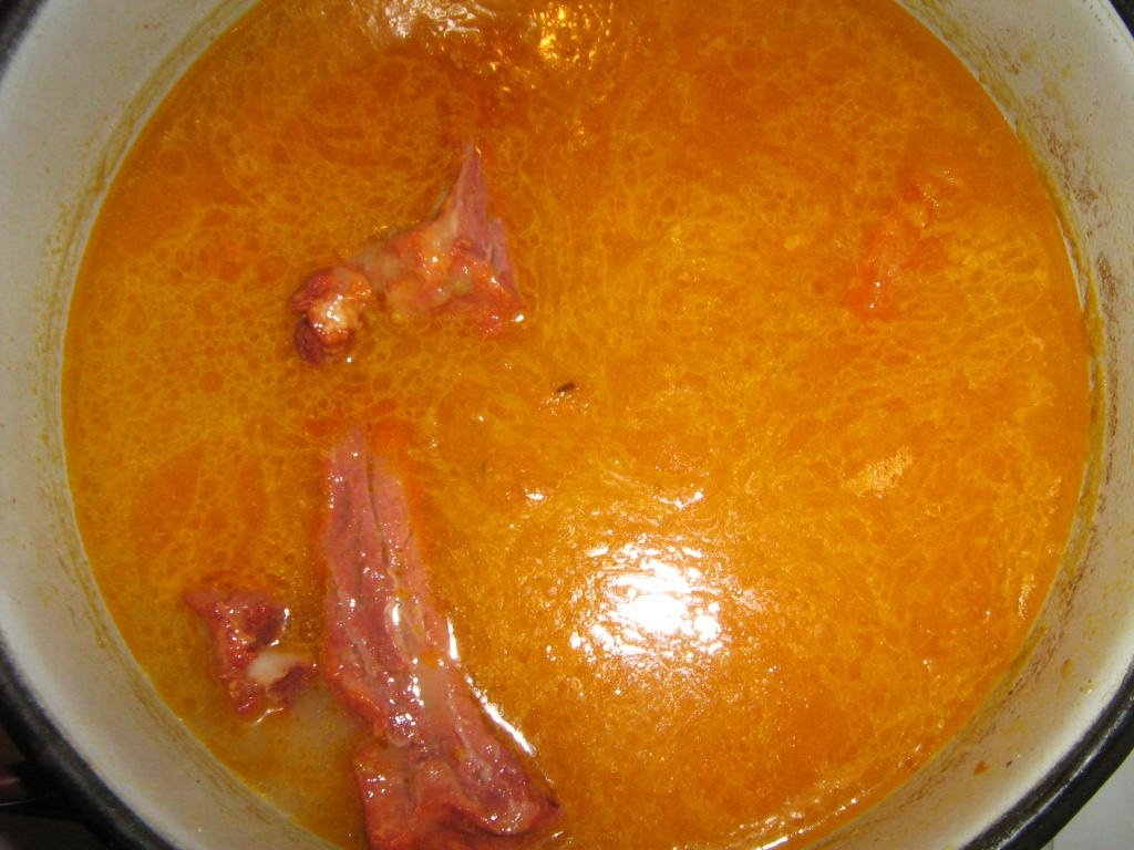 Zeama de fasole cu costita