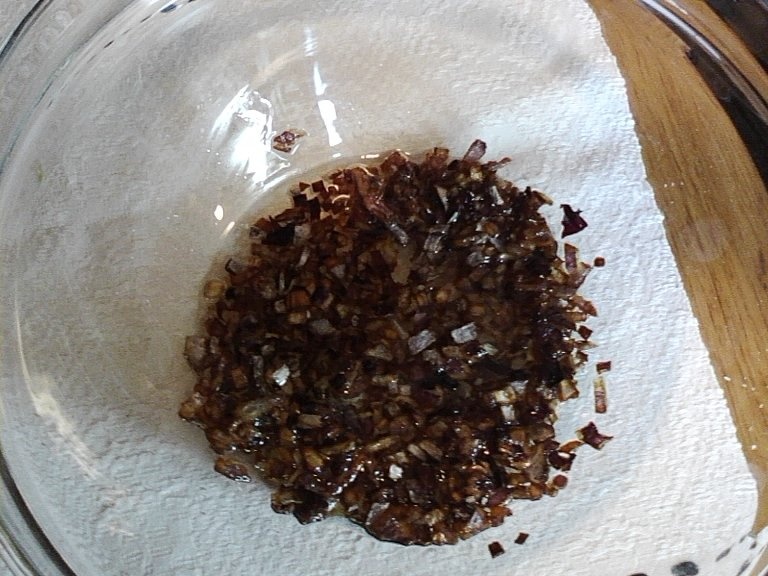 Macaroane cu ceapa si branza de oi