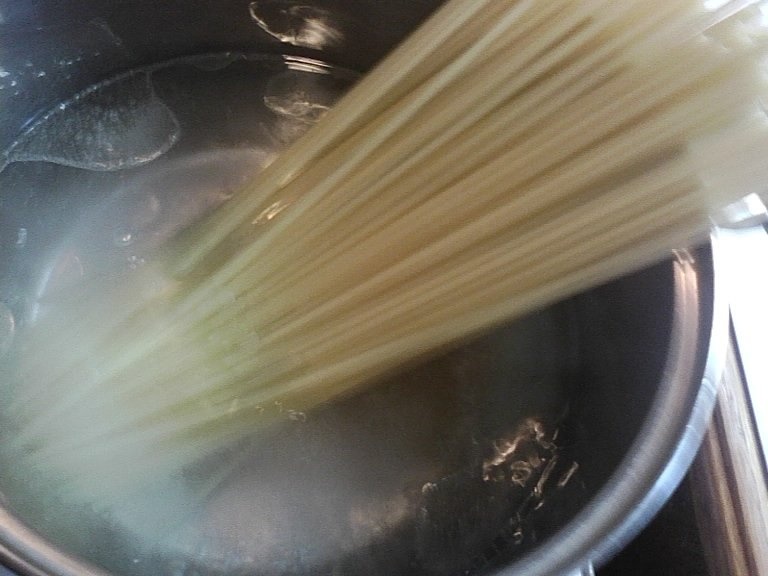 Macaroane cu ceapa si branza de oi