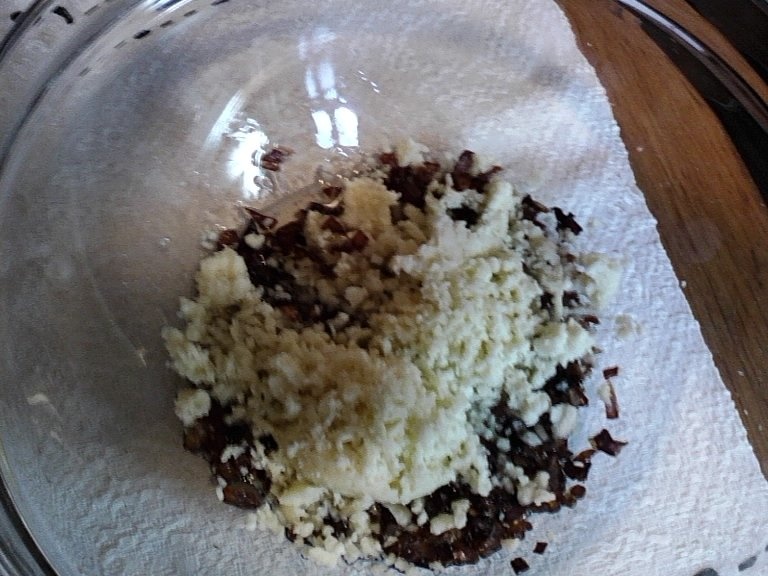 Macaroane cu ceapa si branza de oi