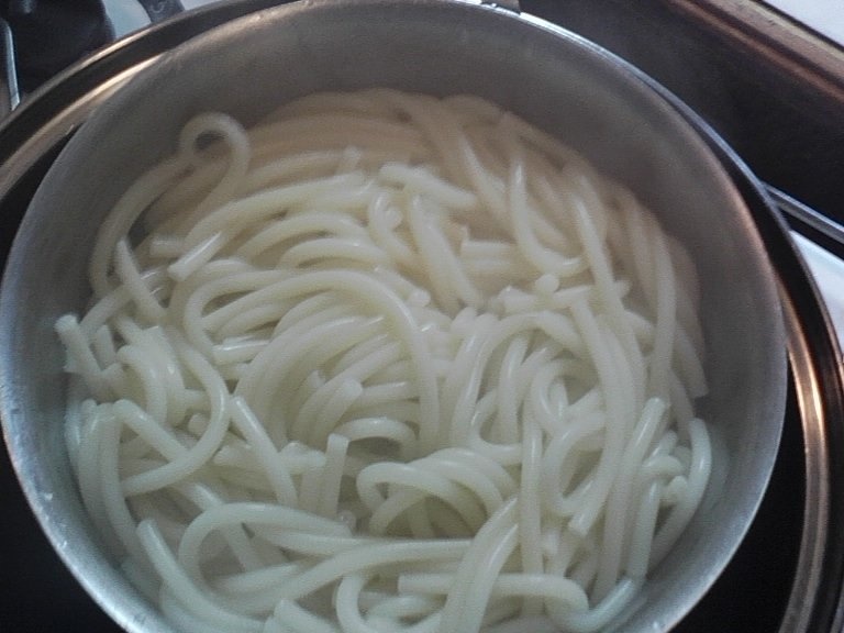 Macaroane cu ceapa si branza de oi