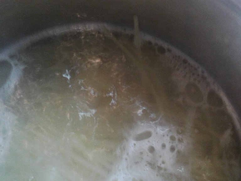 Macaroane cu ceapa si branza de oi