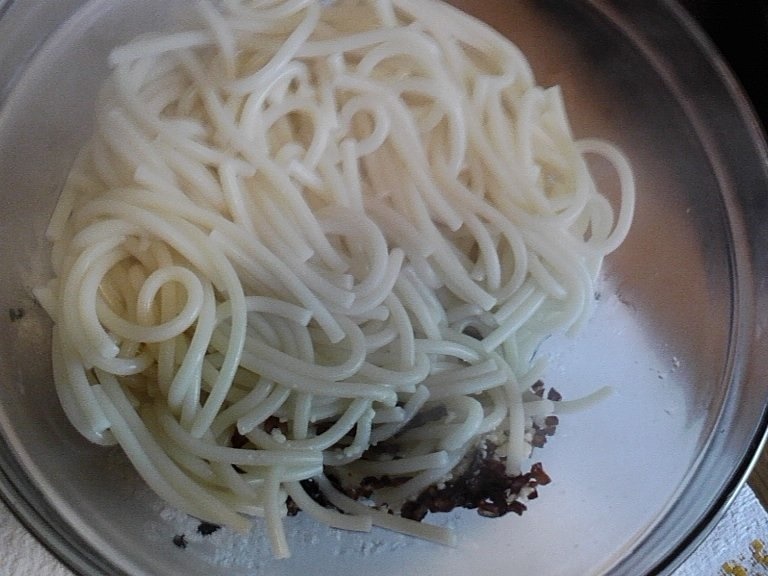 Macaroane cu ceapa si branza de oi