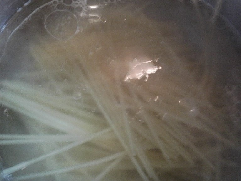 Macaroane cu ceapa si branza de oi