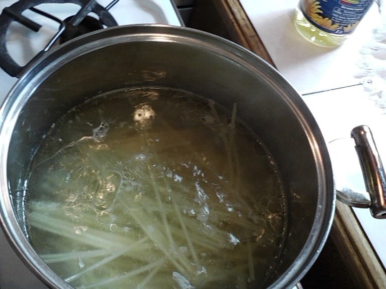 Macaroane cu ceapa si branza de oi