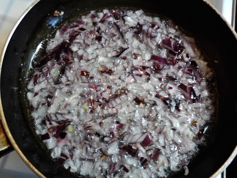 Macaroane cu ceapa si branza de oi