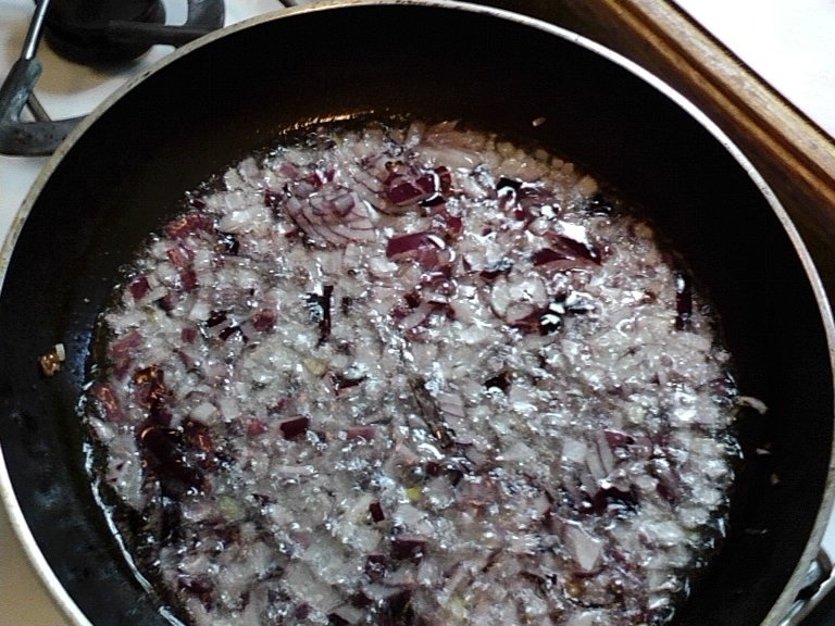 Macaroane cu ceapa si branza de oi