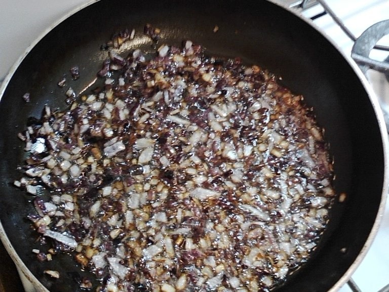 Macaroane cu ceapa si branza de oi