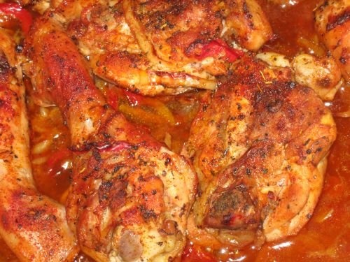 Pulpe de pui pe pat de legume la cuptor