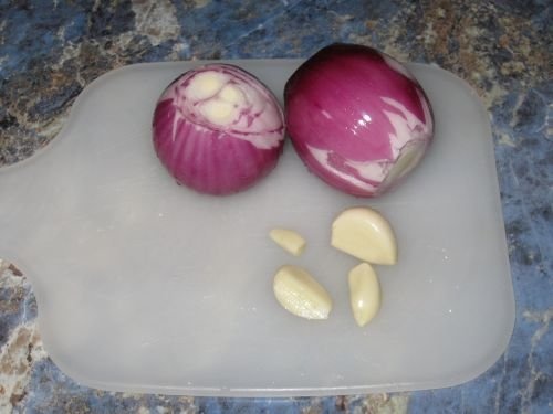 Pulpe de pui pe pat de legume la cuptor