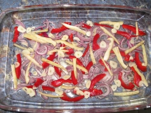 Pulpe de pui pe pat de legume la cuptor