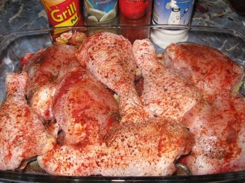 Pulpe de pui pe pat de legume la cuptor