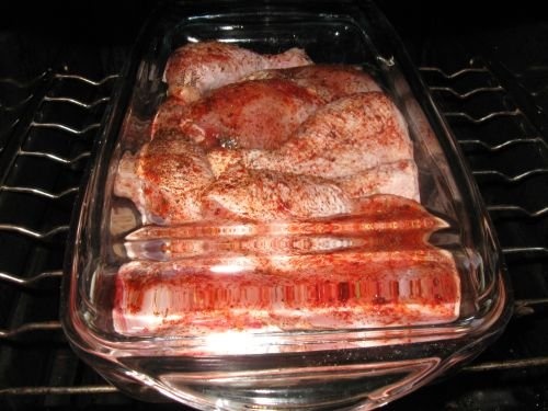 Pulpe de pui pe pat de legume la cuptor