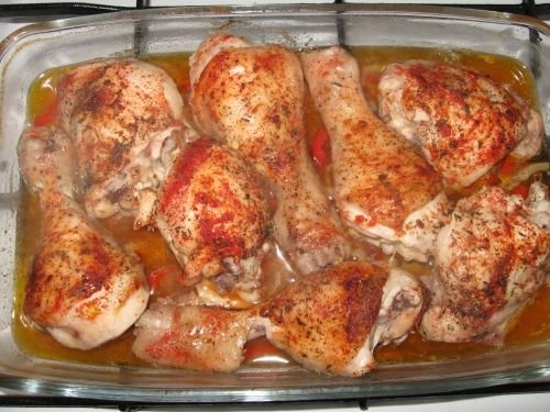 Pulpe de pui pe pat de legume la cuptor