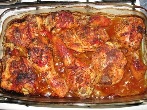 Pulpe de pui pe pat de legume la cuptor