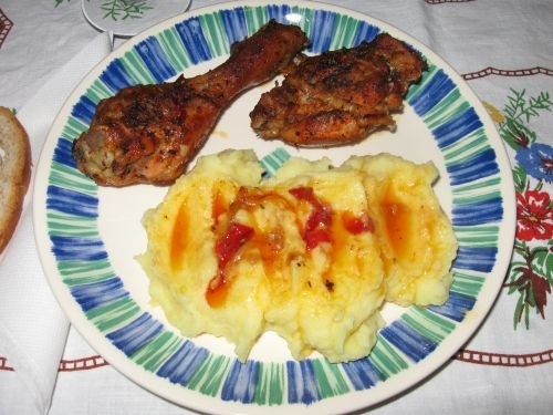 Pulpe de pui pe pat de legume la cuptor