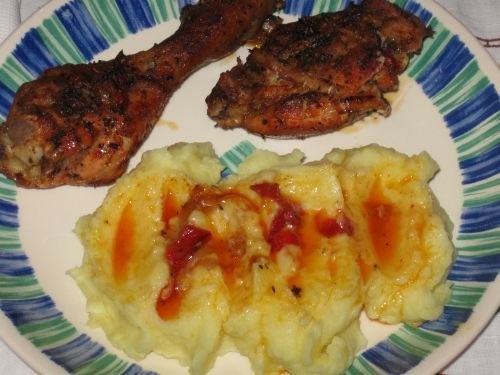 Pulpe de pui pe pat de legume la cuptor