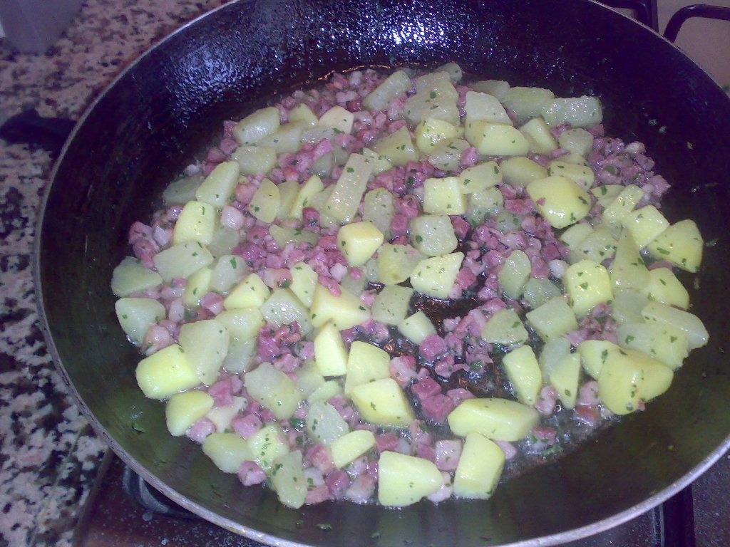 Gratin de paste cu cartofi si bacon