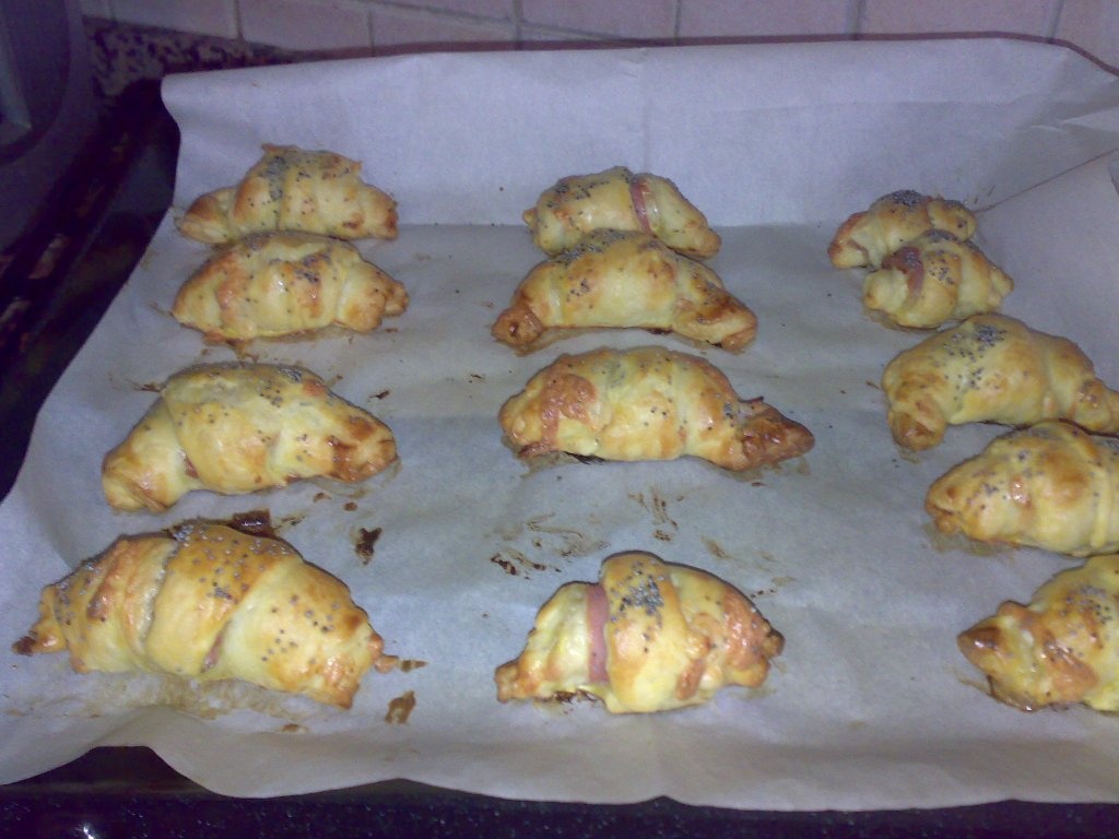 Croissant cu prosciutto si wurstel
