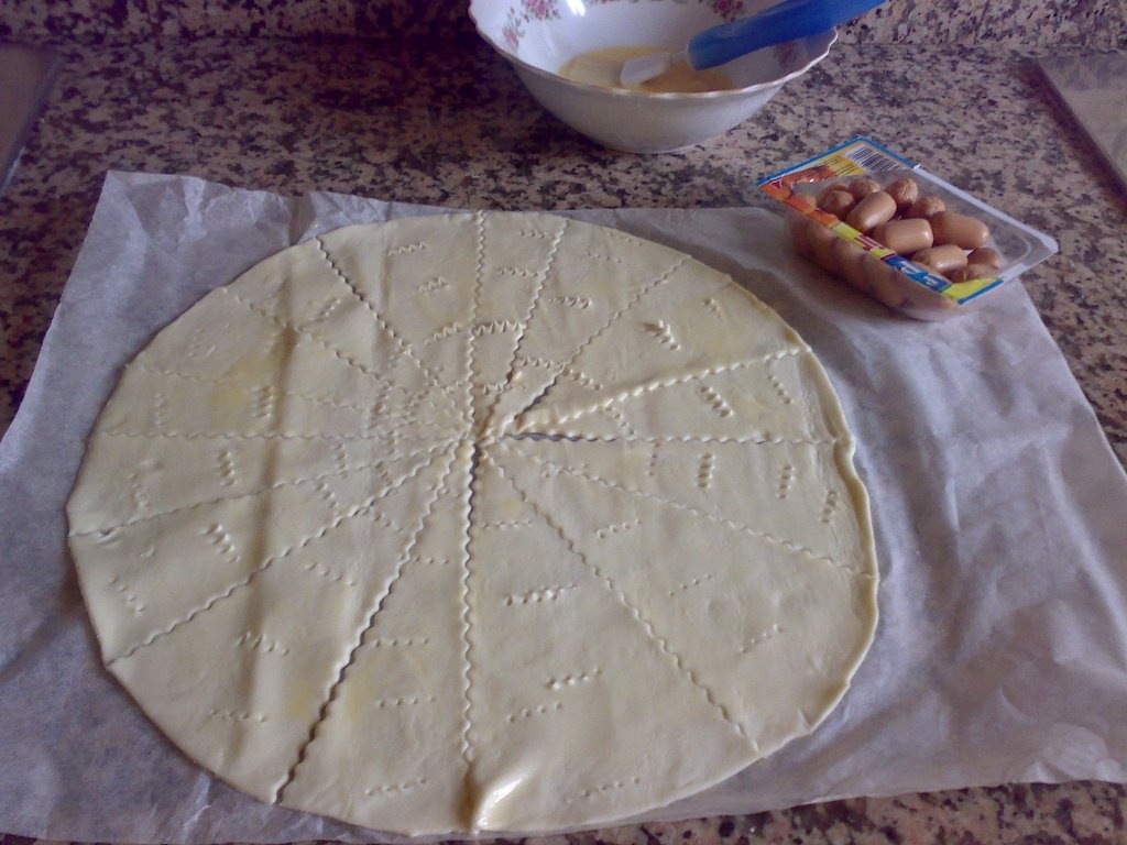 Croissant cu prosciutto si wurstel